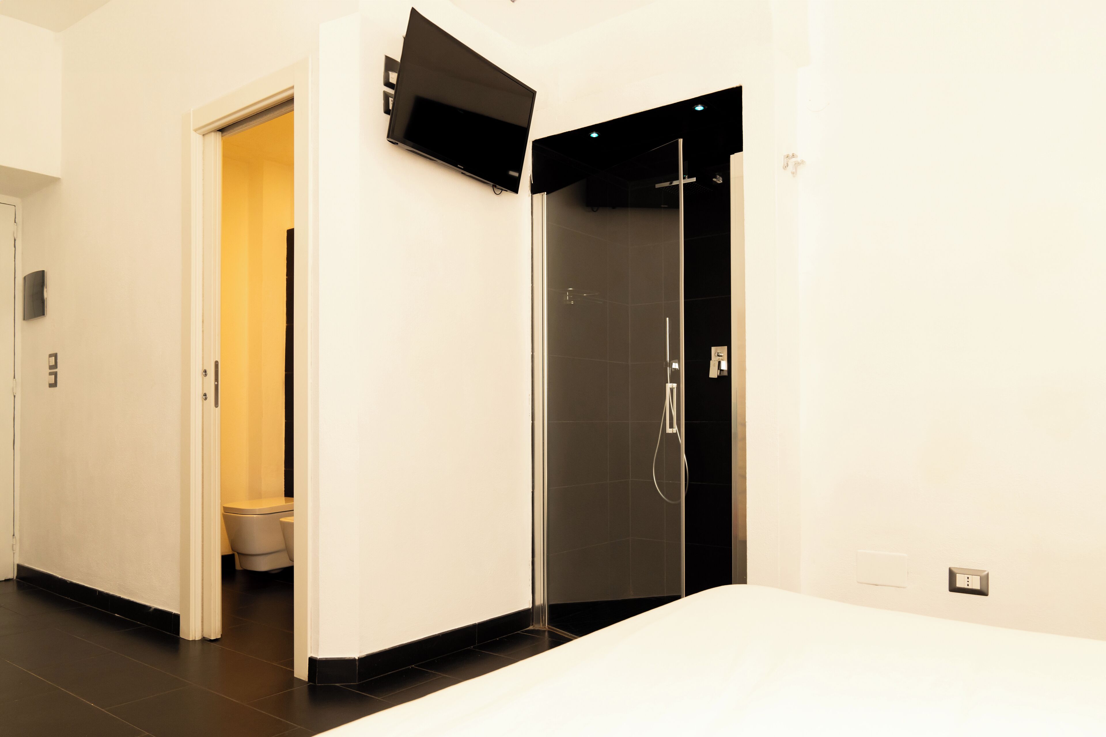 Une salle de bain moderne avec une douche à parois de verre, des toilettes et un lavabo.