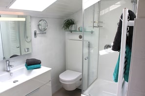 Douche, sĂšche-cheveux, serviettes fournies, savon