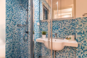 Apartemen, 1 kamar tidur | Kamar mandi | Shower, perlengkapan mandi gratis, kloset, dan handuk