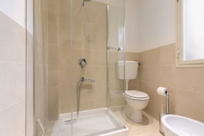 Studio | Badezimmer | Dusche, Haartrockner, Bidet, Handtücher