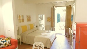 Studio | Wohnbereich | Fernseher