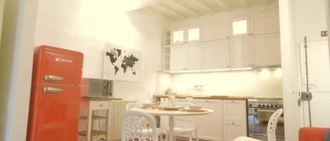 Studio | Private kitchenette | Fridge, microwave, oven, stovetop