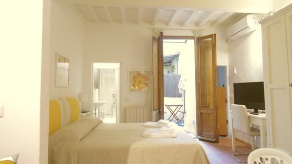 Studio | Wohnbereich | Fernseher