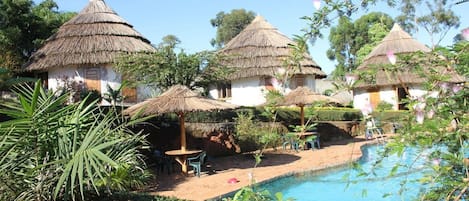 Una piscina al aire libre, tumbonas