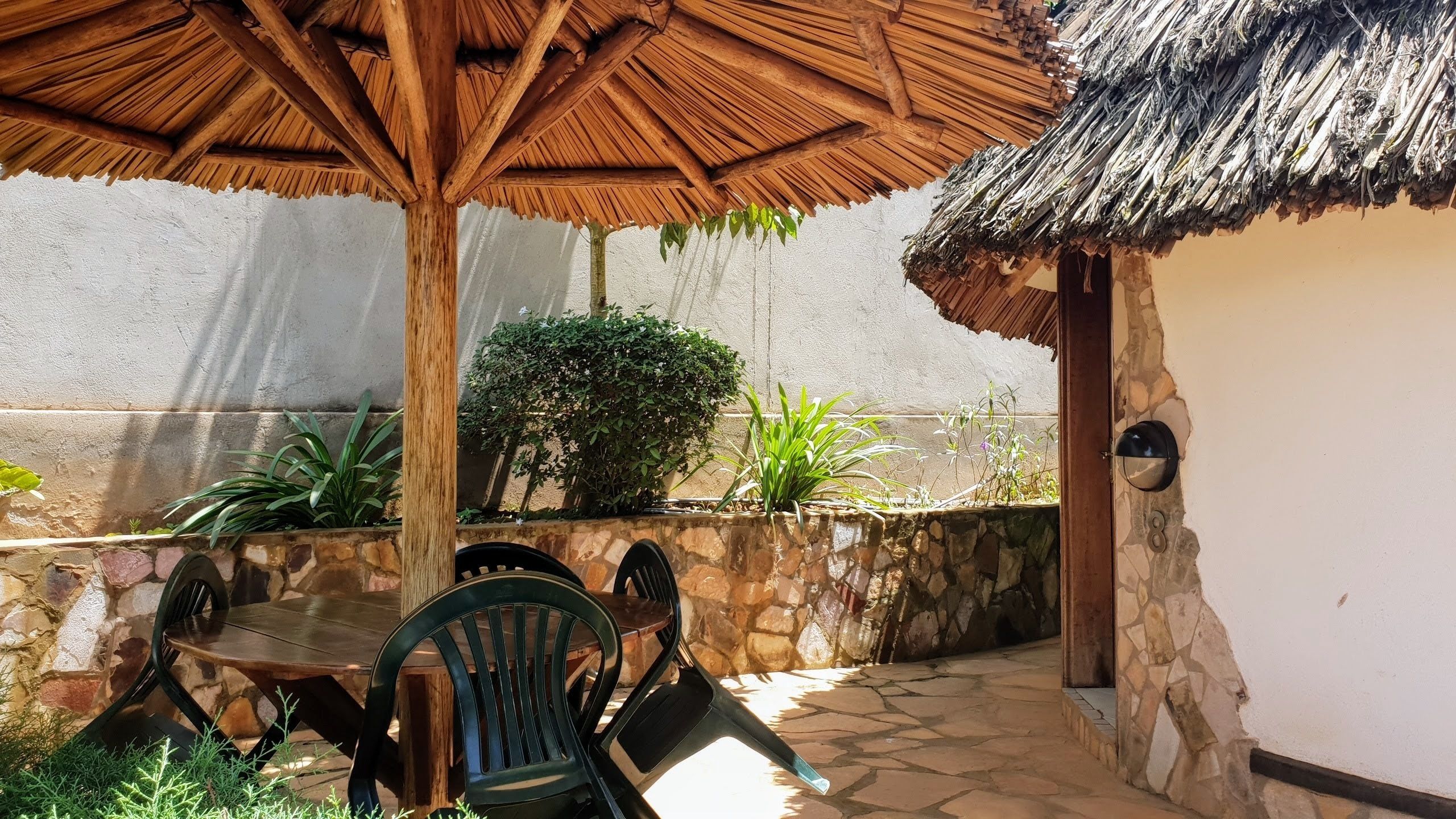 Habitación doble de uso individual, vista al jardín | Caja de seguridad en la habitación y tabla de planchar con plancha 