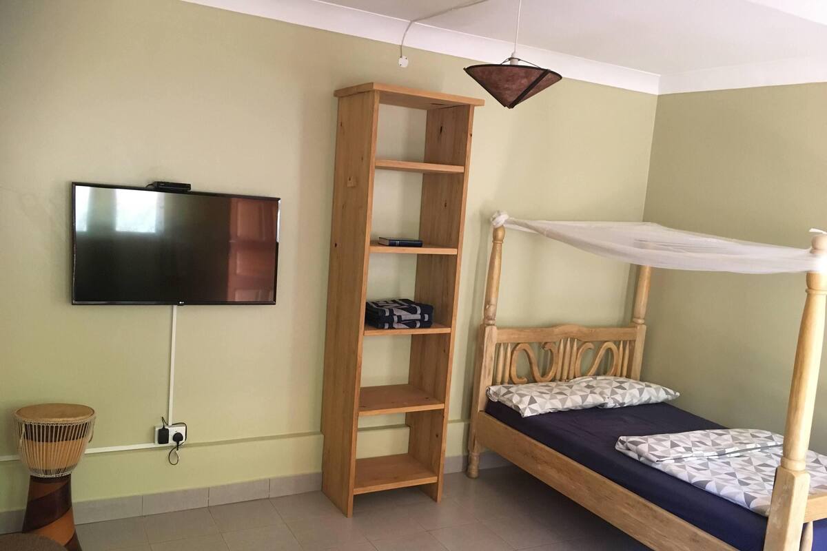 Caja de seguridad en la habitación y tabla de planchar con plancha 