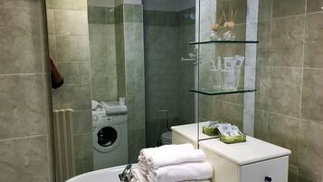 Appartamento, 1 camera da letto | Bagno | Doccia, set di cortesia gratuito, asciugacapelli, pantofole