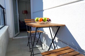 A wooden table with a bowl of fruit on a balcony. - Viva Suites Cappadocia (Nevsehir)