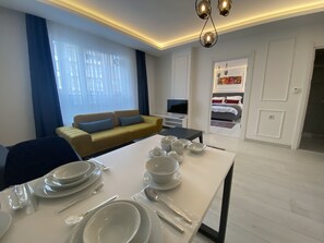 Phòng Suite phong cách cổ điển | Phòng khách | TV LCD 32-inch có truyền hình vệ tinh, TV 