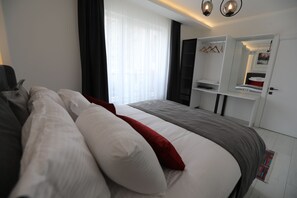Exclusieve suite | Luxe beddengoed, donsdekens, een kluis op de kamer, een bureau