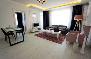 Luxe suite | Woonruimte | Een 32-inch lcd-televisie met satellietzenders en televisie