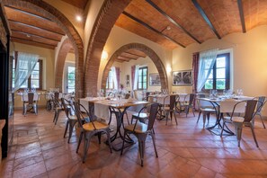 Serveert diner, Italiaanse gerechten, uitzicht op de tuin 