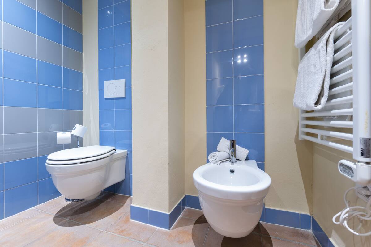 apartment, 2 bedrooms, 2 bathrooms | bathroom | free toiletries, hair dryer, bathrobes, slippers