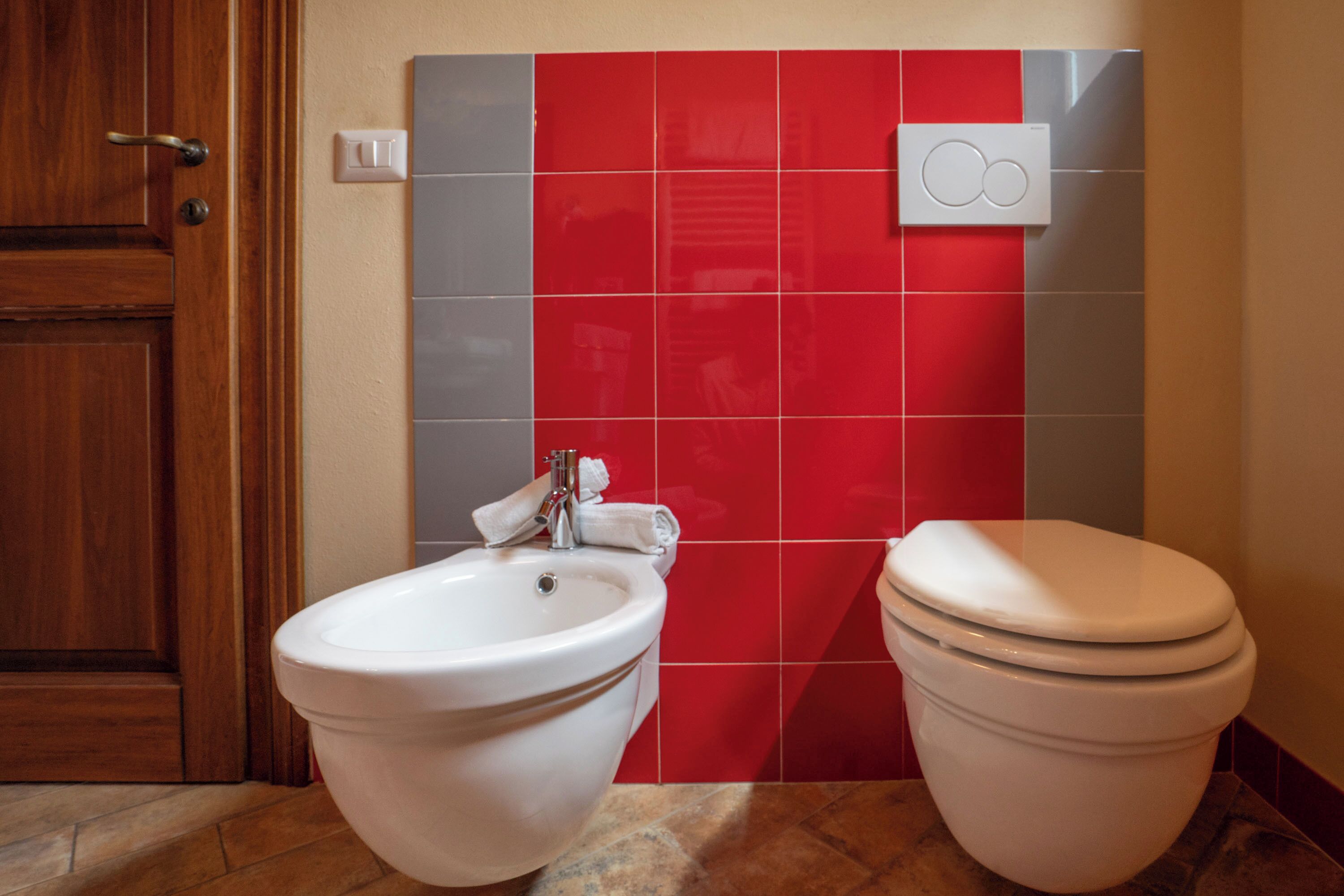 Une salle de bain avec une porte en bois, un lavabo et des toilettes.