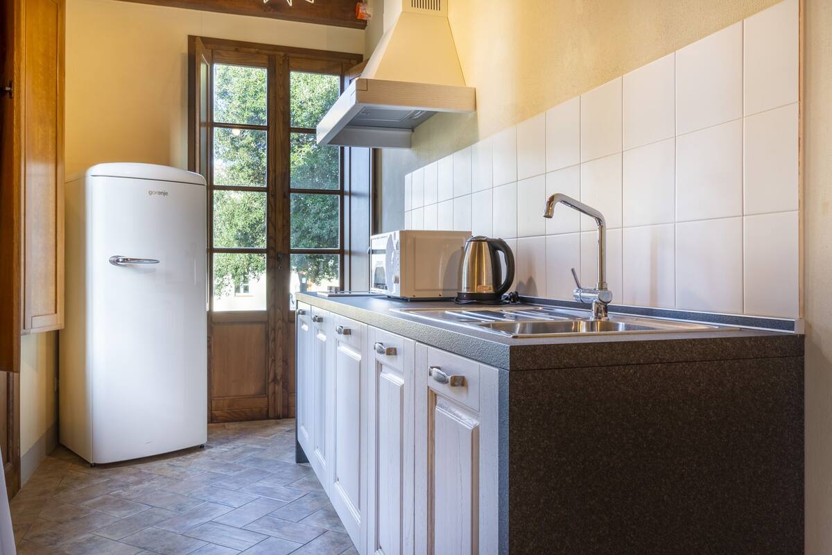 coffee/tea maker, electric kettle, high chair