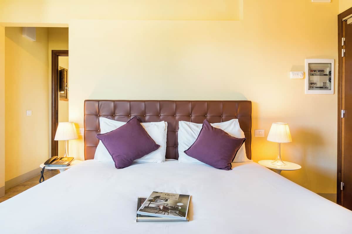 Deluxe-dobbeltværelse | Allergivenligt sengetøj, minibar, pengeskab på værelset