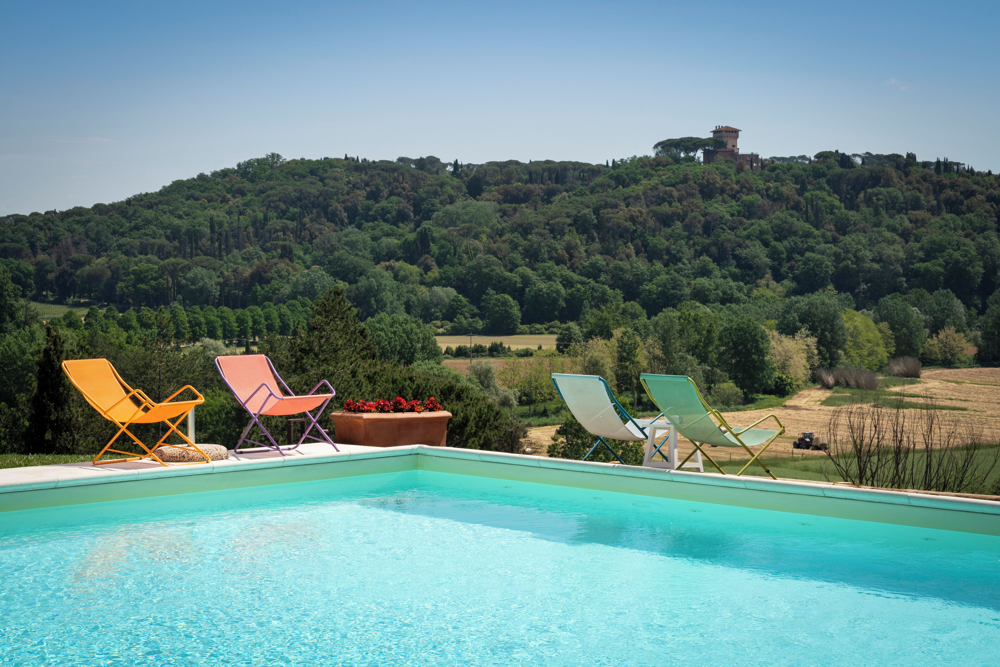 Außenpool (je nach Saison geöffnet), Sonnenschirme, Liegestühle