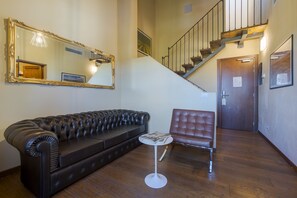 Junior-suite | Allergivenligt sengetøj, minibar, pengeskab på værelset