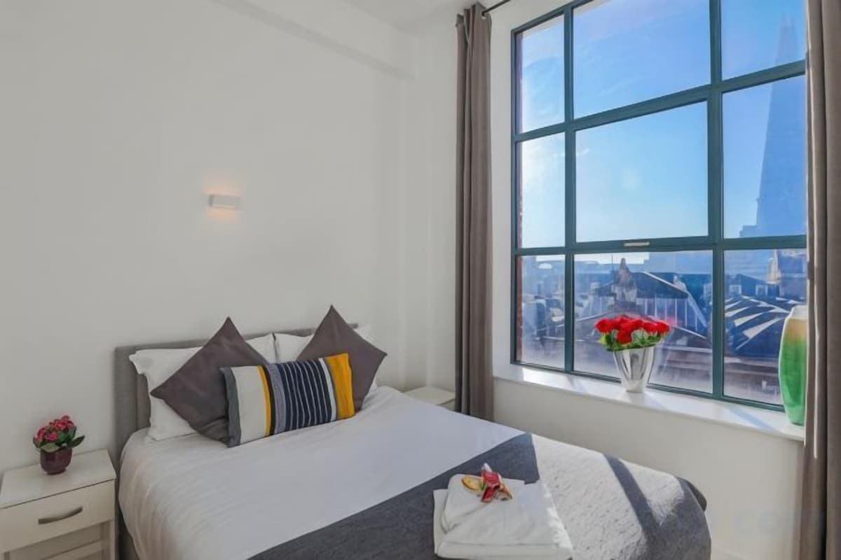 Iron/ironing board, cribs (surcharge), WiFi (free), bed sheets