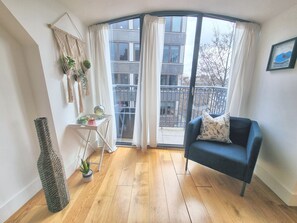 พรีเมียมเพนท์เฮาส์, 1 ห้องนอน, ระเบียง, วิวเมือง | เตารีด/โต๊ะรีดผ้า, เปล/เตียงเด็กอ่อน, Wi-Fi ฟรี, ผ้าปูที่นอน