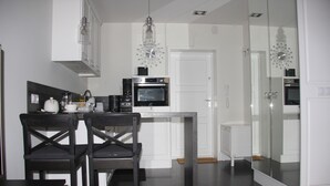 Deluxe-Apartment, 1 Queen-Bett, Stadtblick, Turm | Essbereich im Zimmer
