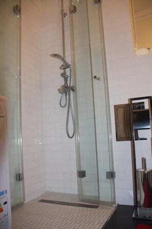 Appartamento Deluxe, 1 letto queen, vista città, piano elevato | Doccia