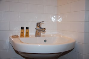 Appartement Deluxe, 1 grand lit, vue ville, dans la tour | Lavabo de la salle de bain