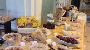 A buffet with various desserts and breakfast items. - Elia Hotel (Buccino)