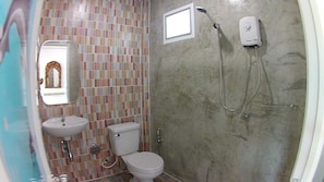 Studio Suite, 1 Queen Bed, Resort View | Bathroom | Shower, towels - Felice Resort (Koh Lan)