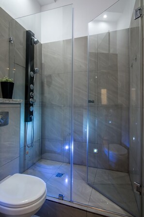 Deluxe-Apartment, 2 Schlafzimmer, Stadtblick, Turm | Badezimmer | Dusche, kostenlose Toilettenartikel, Haartrockner, Handtücher