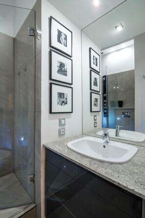 Deluxe Apartment, 2 Bedrooms, City View, Tower | Bathroom | Shower, free toiletries, hair dryer, towels - Zamkowy Apartment Old Town (Warsaw)