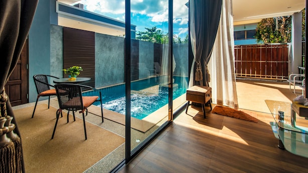 Kolam renang indoor