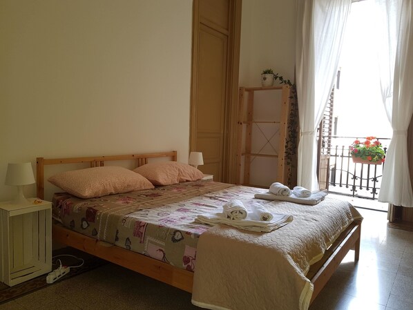 In-room safe, soundproofing, iron/ironing board, free WiFi