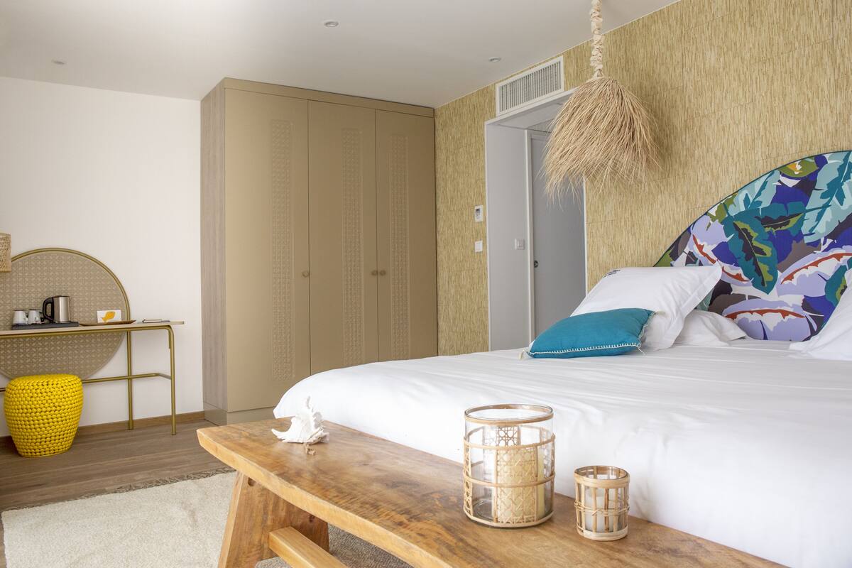 Une chambre à coucher avec un lit, une table de chevet et une armoire.