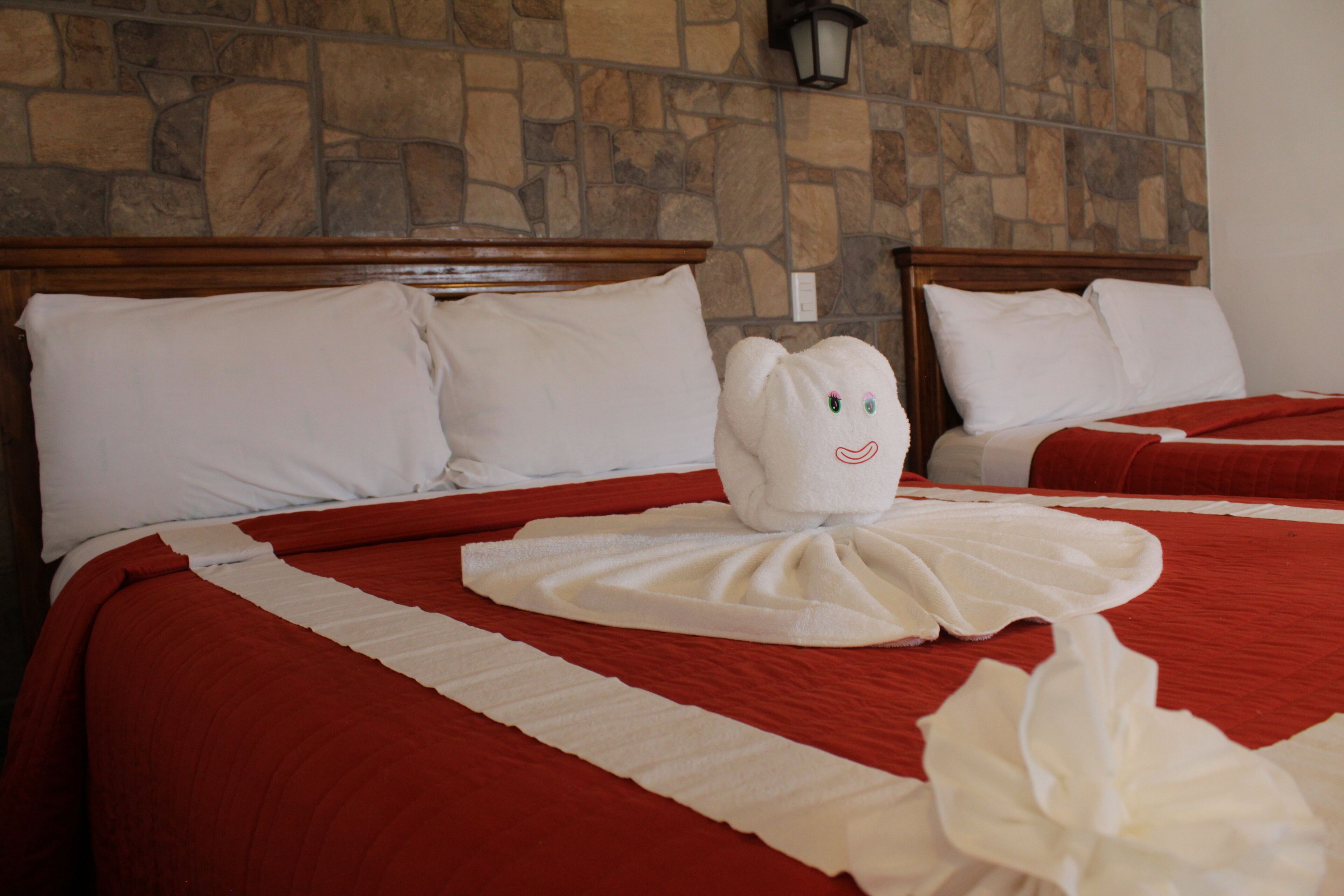 Habitación estándar, 2 camas matrimoniales | Tabla de planchar con plancha, wifi gratis y ropa de cama 