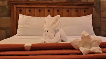 Habitación estándar, 1 cama matrimonial | Tabla de planchar con plancha, wifi gratis y ropa de cama