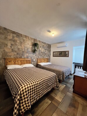 Standaard kamer, 2 tweepersoonsbedden | Een strijkplank/strijkijzer, gratis wifi, beddengoed