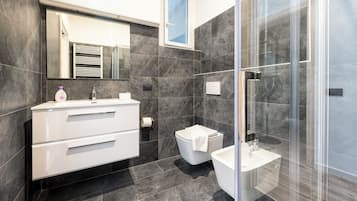 Shower, free toiletries, hair dryer, bidet