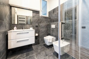 Een douche, gratis toiletartikelen, een haardroger, een bidet
