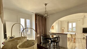 Una cocina amplia con comedor, una araña y vistas al exterior.