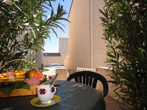 Outdoor dining - Cozy 2-Room Mezzanine House, Pool, 800m to Beach, Sleeps 6, Saint Pierre La Mer (Fleury-Saint-Pierre-la-Mer)