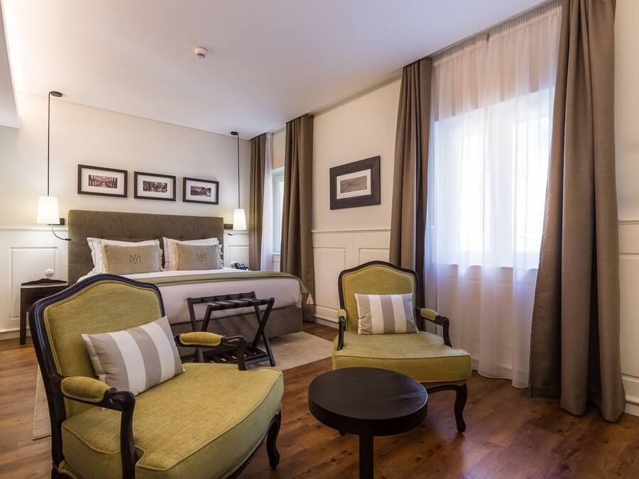 Minibar, caja de seguridad en la habitación y escritorio