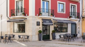 Un hôtel-restaurant à Lisbonne proposant une sélection de vins et doté d’une terrasse et de plantes en pot.