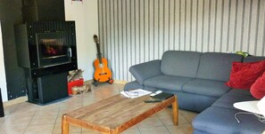 Télévision, baby-foot, livres