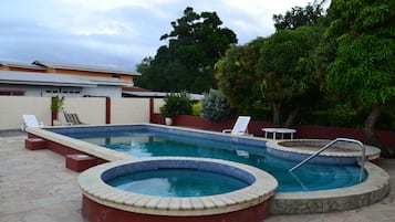 Kolam renang terbuka