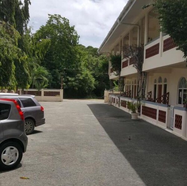 Free self parking - VIP Holiday Resort (Crown Point)