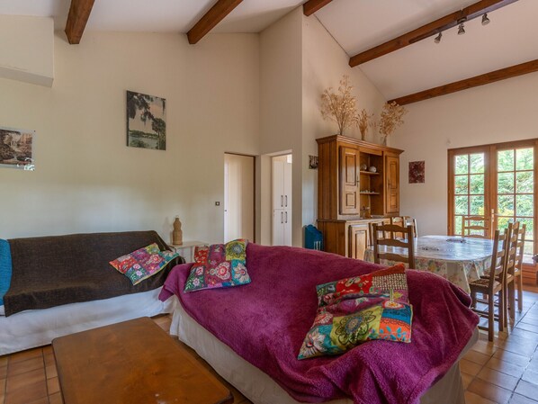 Living area - Spacious Landaise Home in Arcachon - 4 Bedrooms, Large Terrace, BBQ, Near Beaches and Nature Activities (Arcachon)