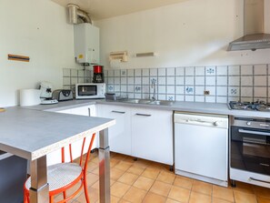 Fridge, microwave, oven, dishwasher - Spacious Landaise Home in Arcachon - 4 Bedrooms, Large Terrace, BBQ, Near Beaches and Nature Activities (Arcachon)