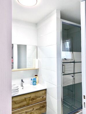 Douche, sèche-cheveux, serviettes fournies, savon