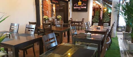 ランチ、ディナーに営業 (インド料理)